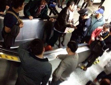 Τρομακτικό βίντεο: Κυλιόμενη σκάλα στο Χονγκ Κονγκ αρχίζει και κυλά ανάποδα!